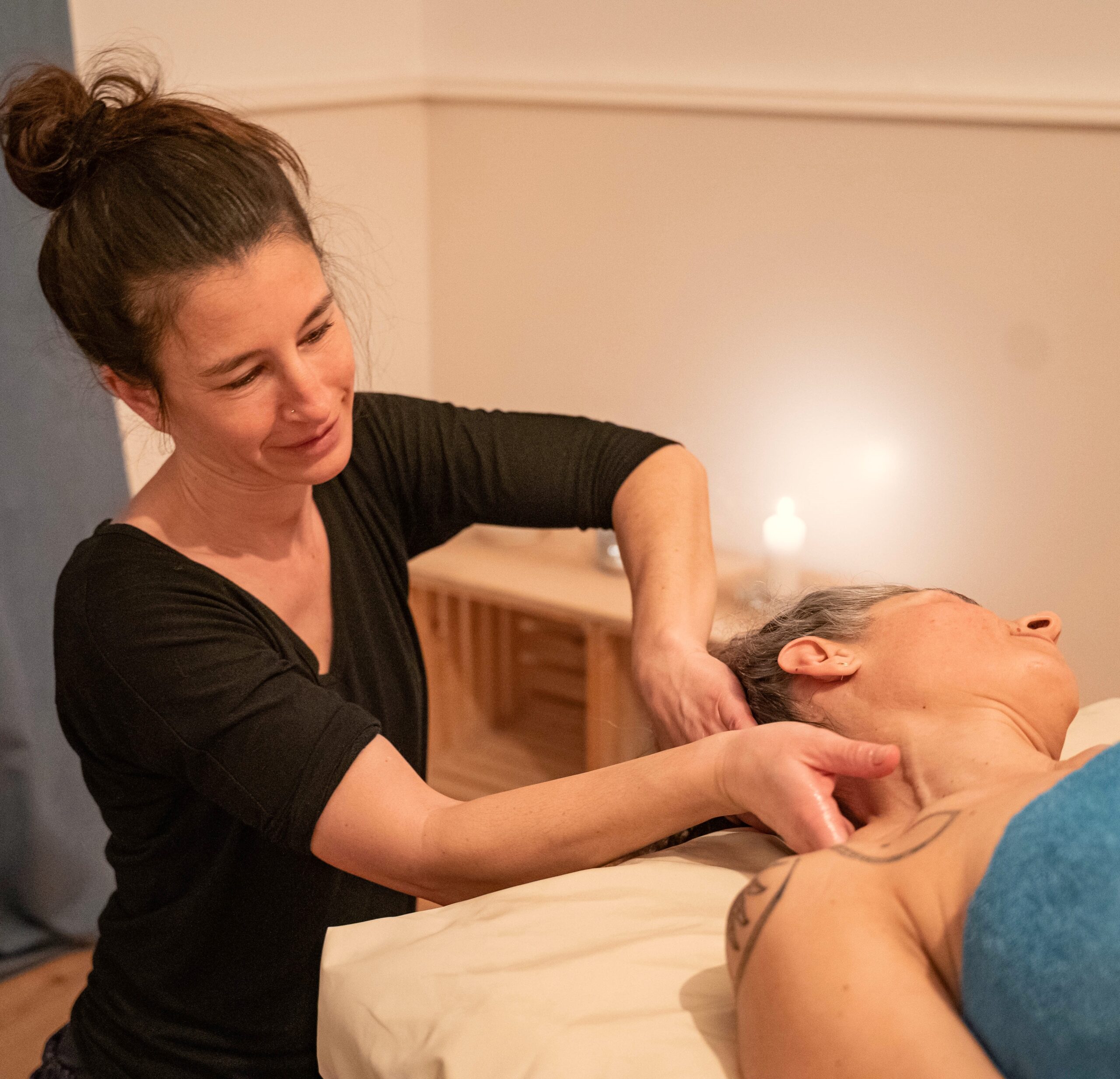 Massage in Winterthur eine Frau Massiert eine Frau in Winterthur